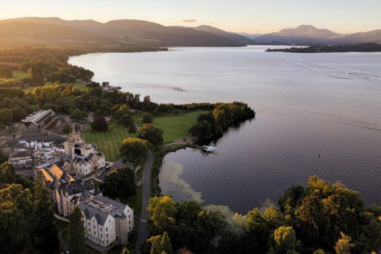 Le resort Cameron House sur les rives du Loch Lomond en Ecosse, au coucher du soleil