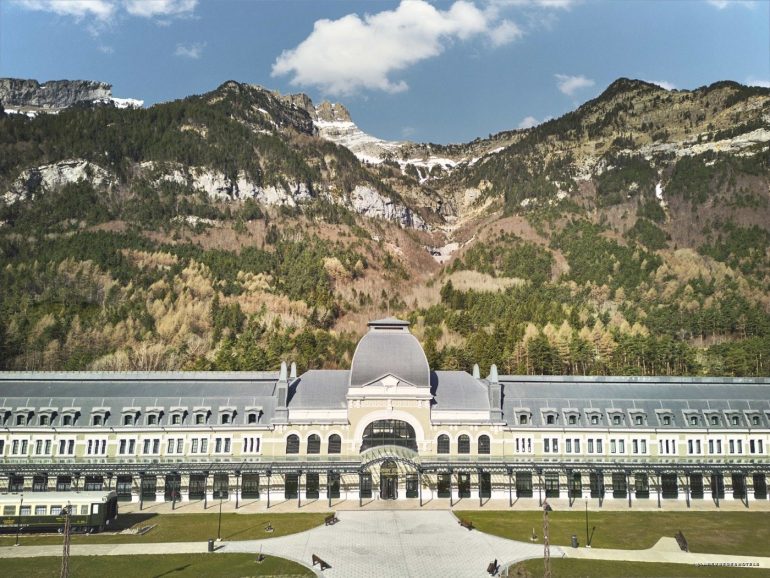 L&rsquo;hôtel Canfranc Estación : la gare monumentale des Pyrénées devenue palace cinq étoiles