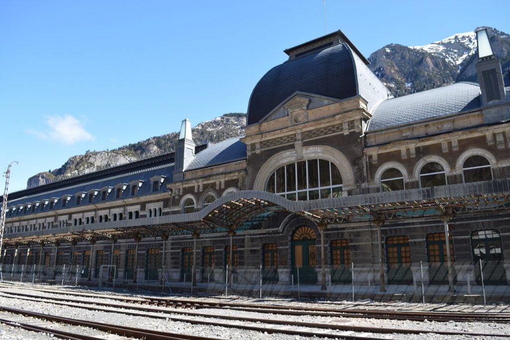 El hotel Canfranc Estación: la monumental estación de los Pirineos convertida en palacio de cinco estrellas