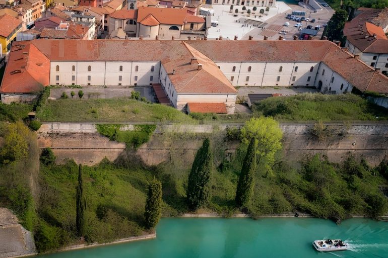 L'ancienne Caserma XXX Maggio à Peschiera del Garda, futur hôtel 5 étoiles TH Group