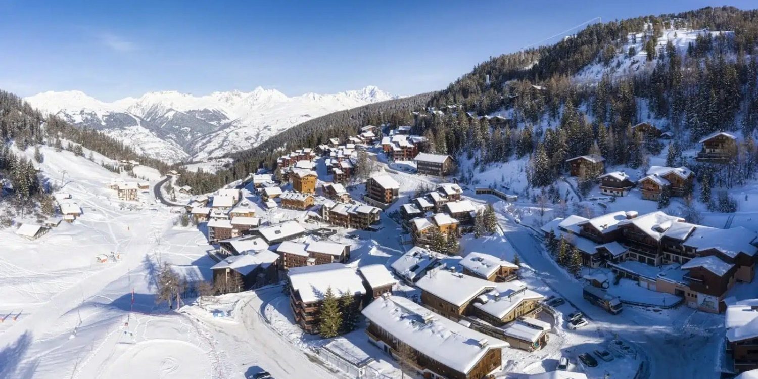 Vue aérienne de La Plagne sous la neige, station du domaine Paradiski · location de chalets de luxe