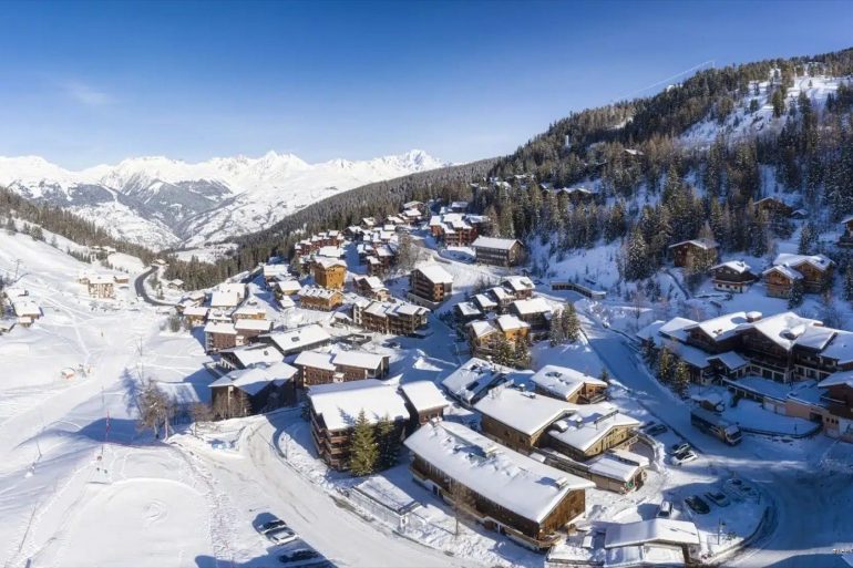Vue aérienne de La Plagne sous la neige, station du domaine Paradiski · location de chalets de luxe