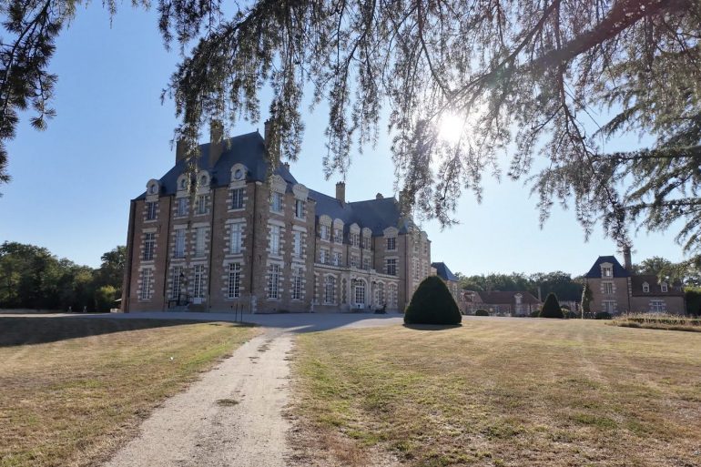 Le Château & Spa La Borde en Sologne, vu depuis le parc · La Revue des Hôtels