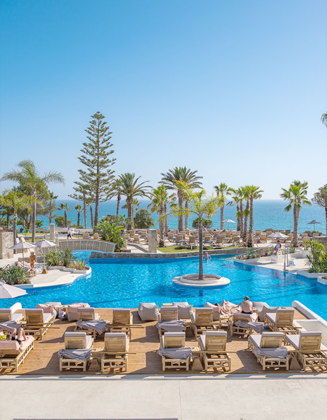 Piscine et ambiance slow beach de la marque Daia de Fuerte Group Hotels