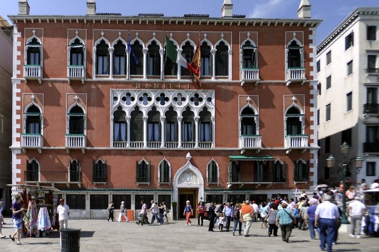 La façade gothique rose de l'Hotel Danieli (Palazzo Dandolo), sur la Riva degli Schiavoni à Venise
