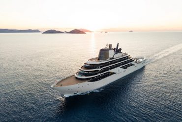 Le Four Seasons I en mer, premier navire de Four Seasons Yachts, 207 mètres et 95 suites