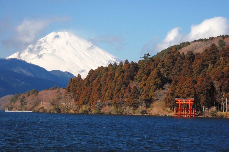 Le lac Ashi, le mont Fuji et le torii de Hakone, où Fujita et Hyatt ouvriront un hôtel de luxe en 2028