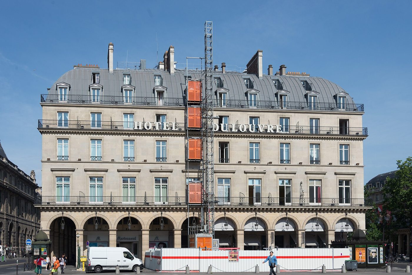 Façade de l'Hôtel du Louvre à Paris, particulièrement affecté par les coupures d'électricité