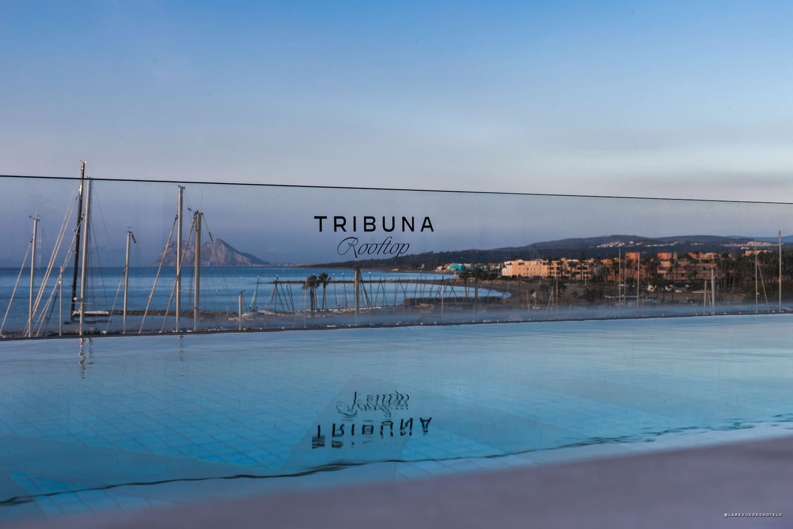 Rooftop Tribuna d un hotel MiM avec piscine a debordement