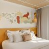 Chambre de l'Hôtel Posidonia à Nice, tête de lit fresque méditerranéenne signée Franck Lebraly