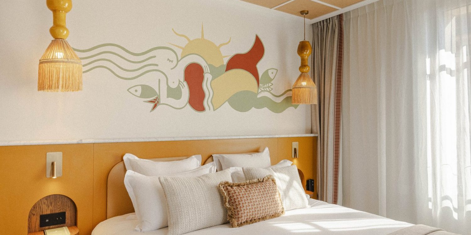 Chambre de l'Hôtel Posidonia à Nice, tête de lit fresque méditerranéenne signée Franck Lebraly
