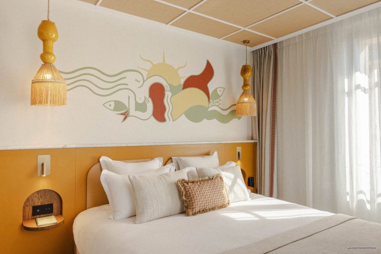 Chambre de l'Hôtel Posidonia à Nice, tête de lit fresque méditerranéenne signée Franck Lebraly