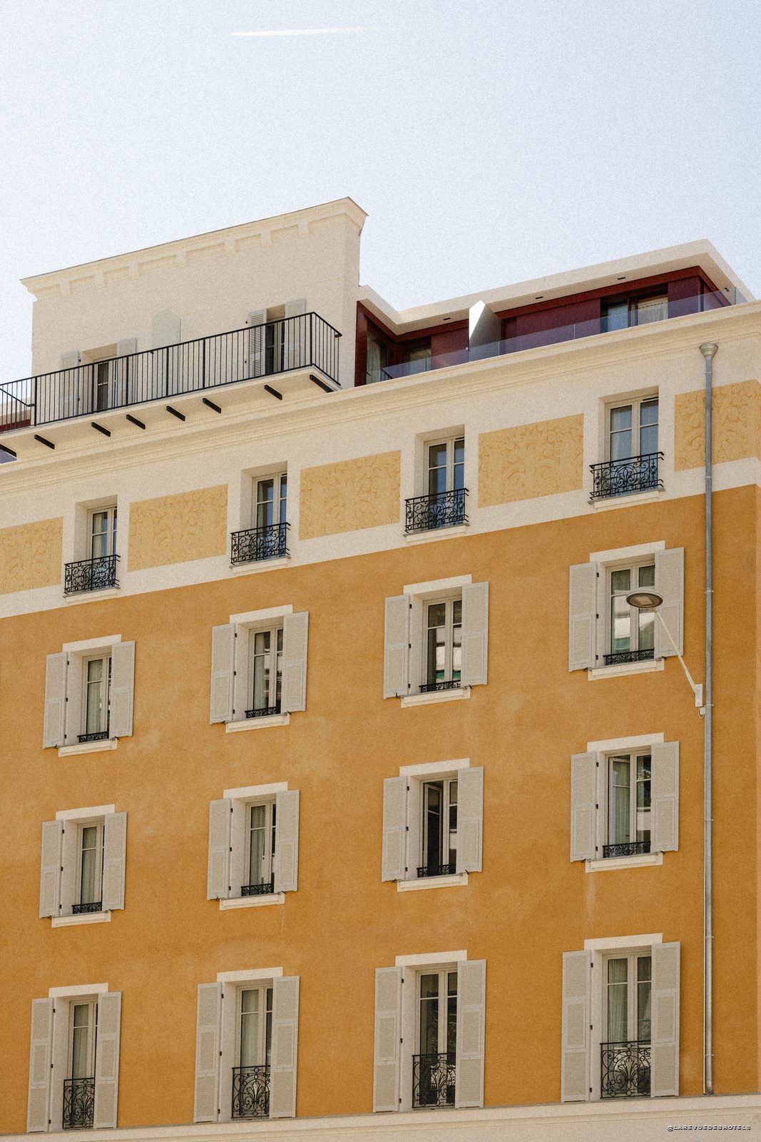 Chambre de l'Hôtel Posidonia à Nice, tête de lit fresque méditerranéenne signée Franck Lebraly