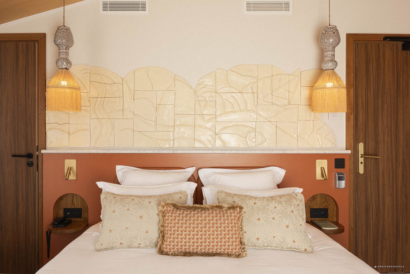 Chambre de l'Hôtel Posidonia à Nice, tête de lit fresque méditerranéenne signée Franck Lebraly