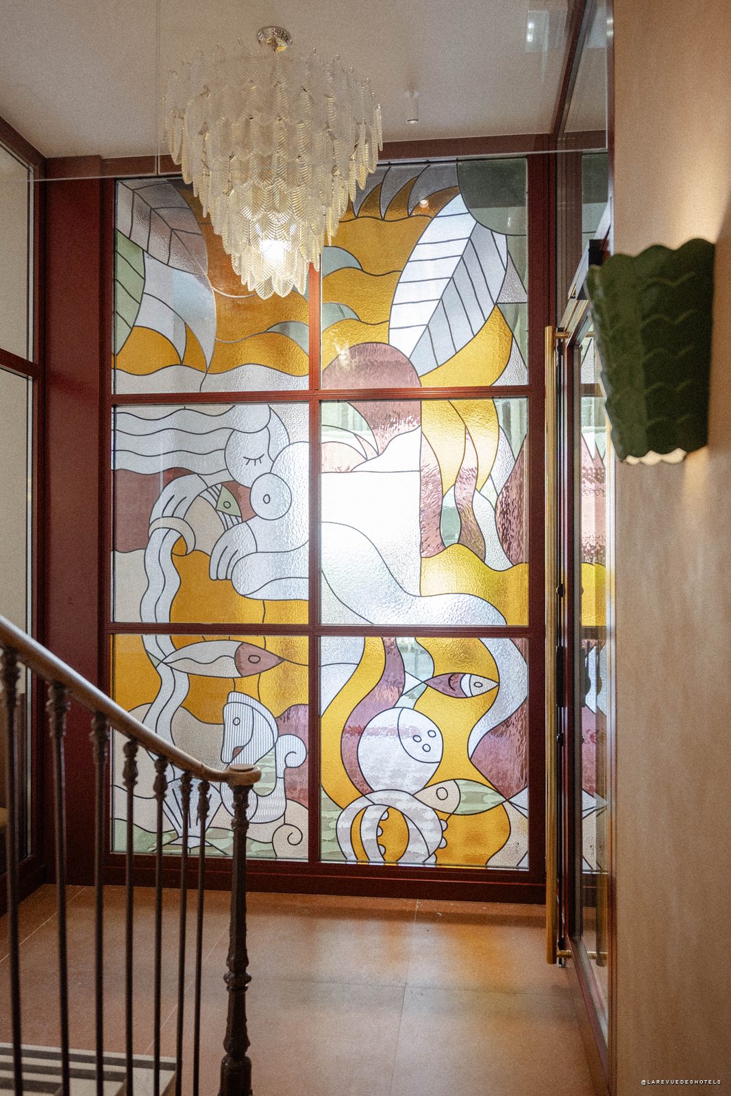 Chambre de l'Hôtel Posidonia à Nice, tête de lit fresque méditerranéenne signée Franck Lebraly