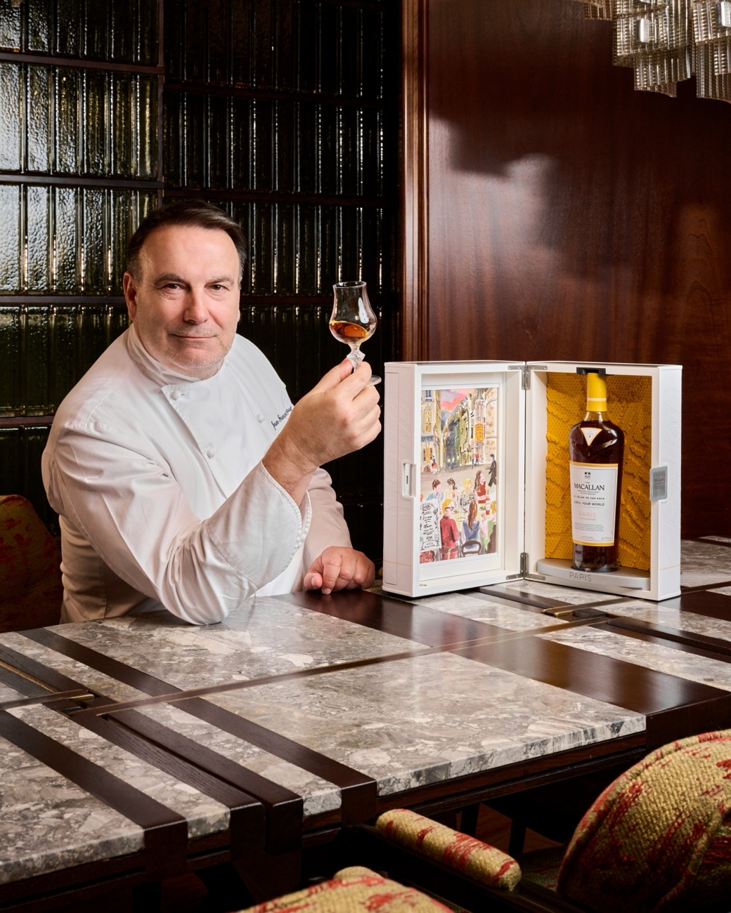Jean-François Rouquette dégustant le whisky The Macallan Distil Your World Paris au Park Hyatt Paris-Vendôme