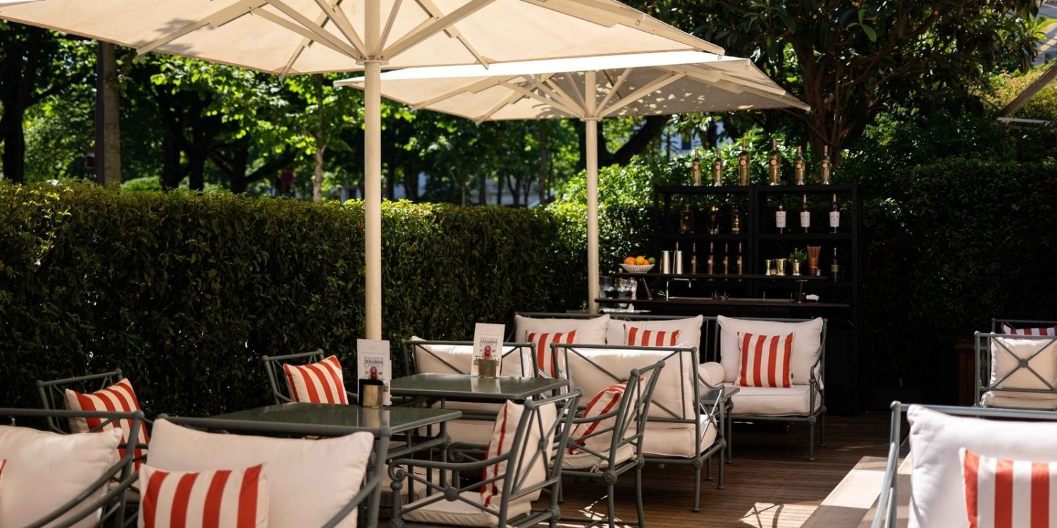 Le jardin-terrasse de La Réserve Paris, sacrée meilleur hôtel du monde 2026 par La Liste
