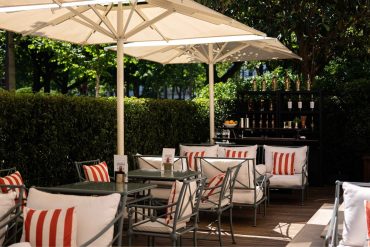 Le jardin-terrasse de La Réserve Paris, sacrée meilleur hôtel du monde 2026 par La Liste