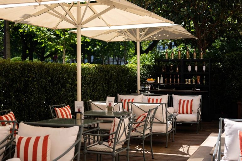 Le jardin-terrasse de La Réserve Paris, sacrée meilleur hôtel du monde 2026 par La Liste