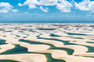 Les dunes et lagons des Lencois Maranhenses, pres du village d Atins au Bresil