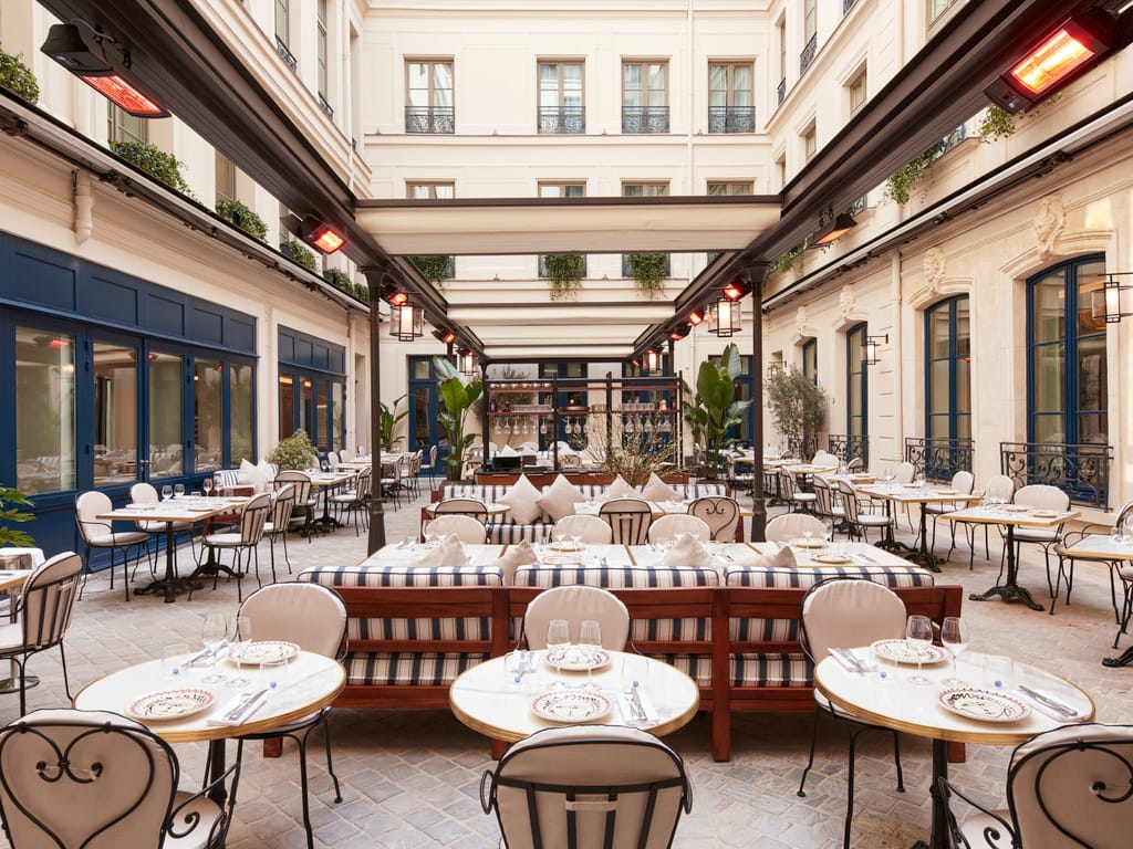 La cour-jardin restaurant de la Maison Delano Paris, table de Dani García