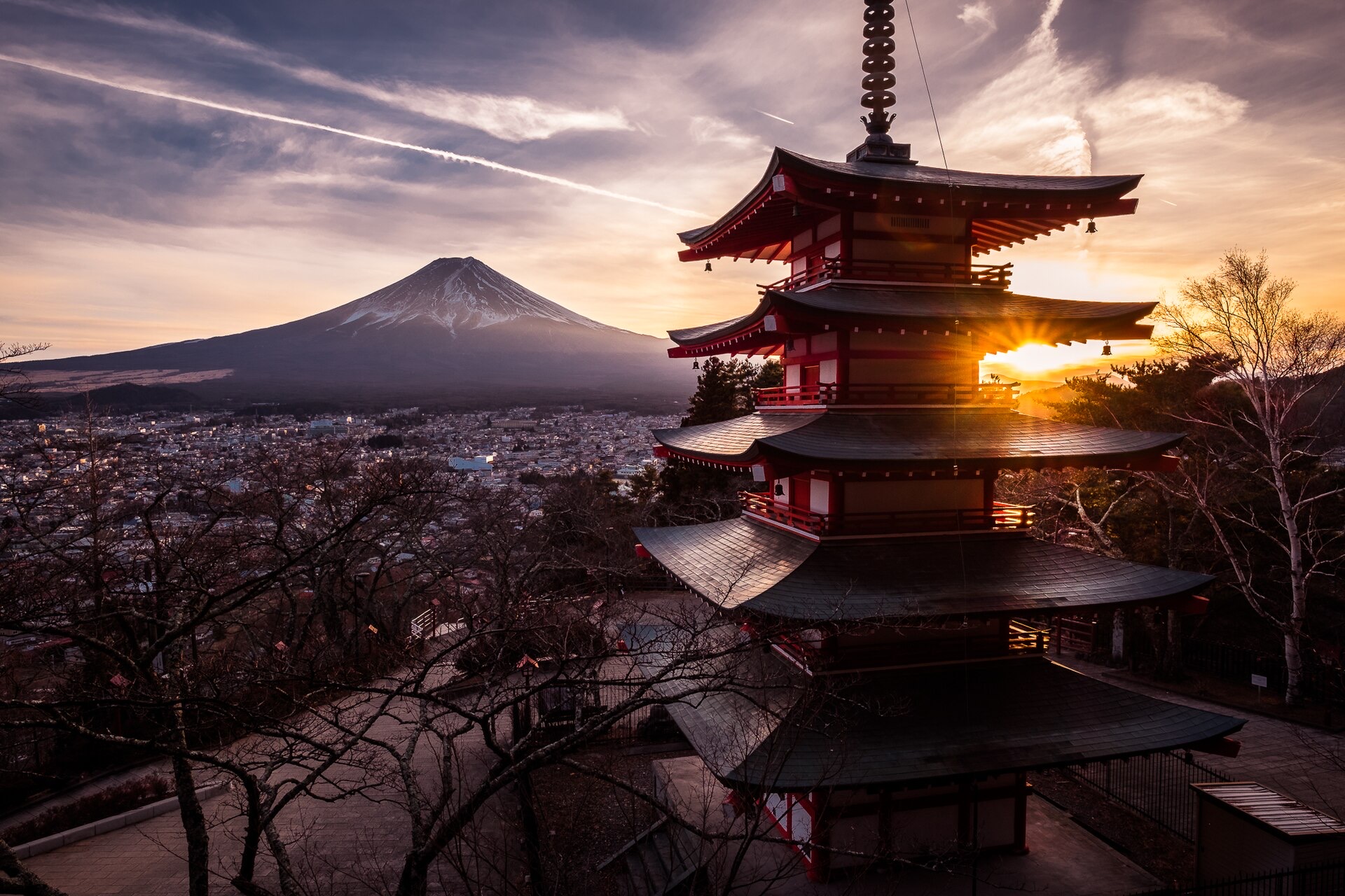 Mount Fuji and the Chureito Pagoda, symbols of tourism in Japan