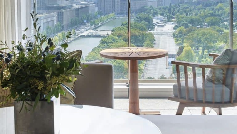 Une chambre Deluxe avec balcon du Palace Hotel Tokyo en journée