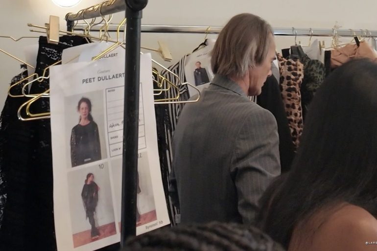 Backstage du défilé Peet Dullaert à Paris : portant avec les fiches de looks Couture