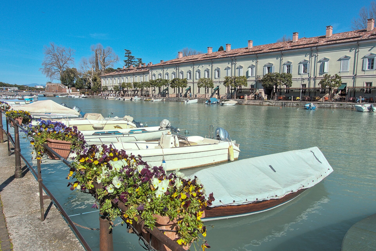 Le Canale di Mezzo à Peschiera del Garda, bordé d'une ancienne caserne