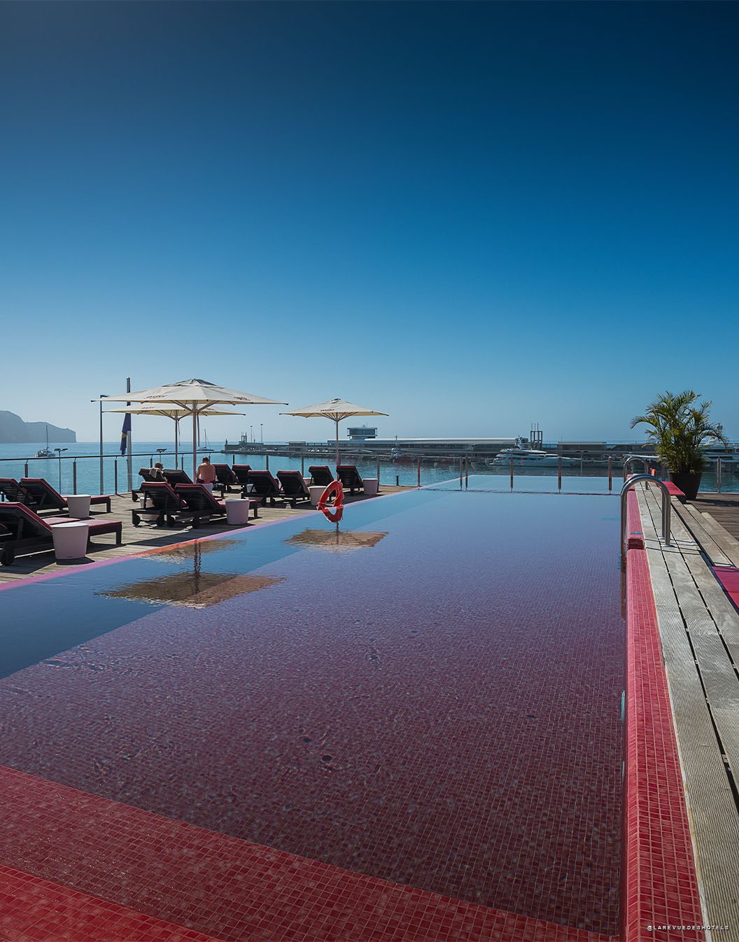 Piscine a debordement du Pestana CR7 Funchal face a l ocean