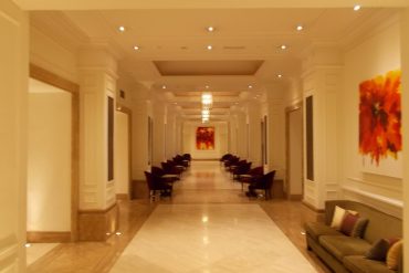 Lobby d'un grand hôtel de luxe, illustration de la hiérarchie des marques hôtelières