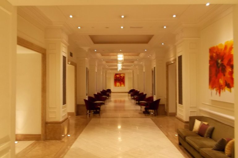Lobby d'un grand hôtel de luxe, illustration de la hiérarchie des marques hôtelières