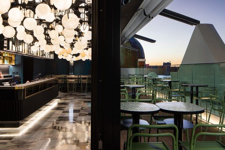 Le rooftop bar du QT Newcastle au coucher du soleil, actif de luxe du portefeuille racheté par Redcape