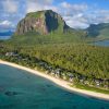 Vue aérienne du St. Regis Le Morne Resort à l'île Maurice, au pied de la montagne du Morne Brabant