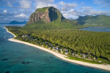 Vue aérienne du St. Regis Le Morne Resort à l'île Maurice, au pied de la montagne du Morne Brabant