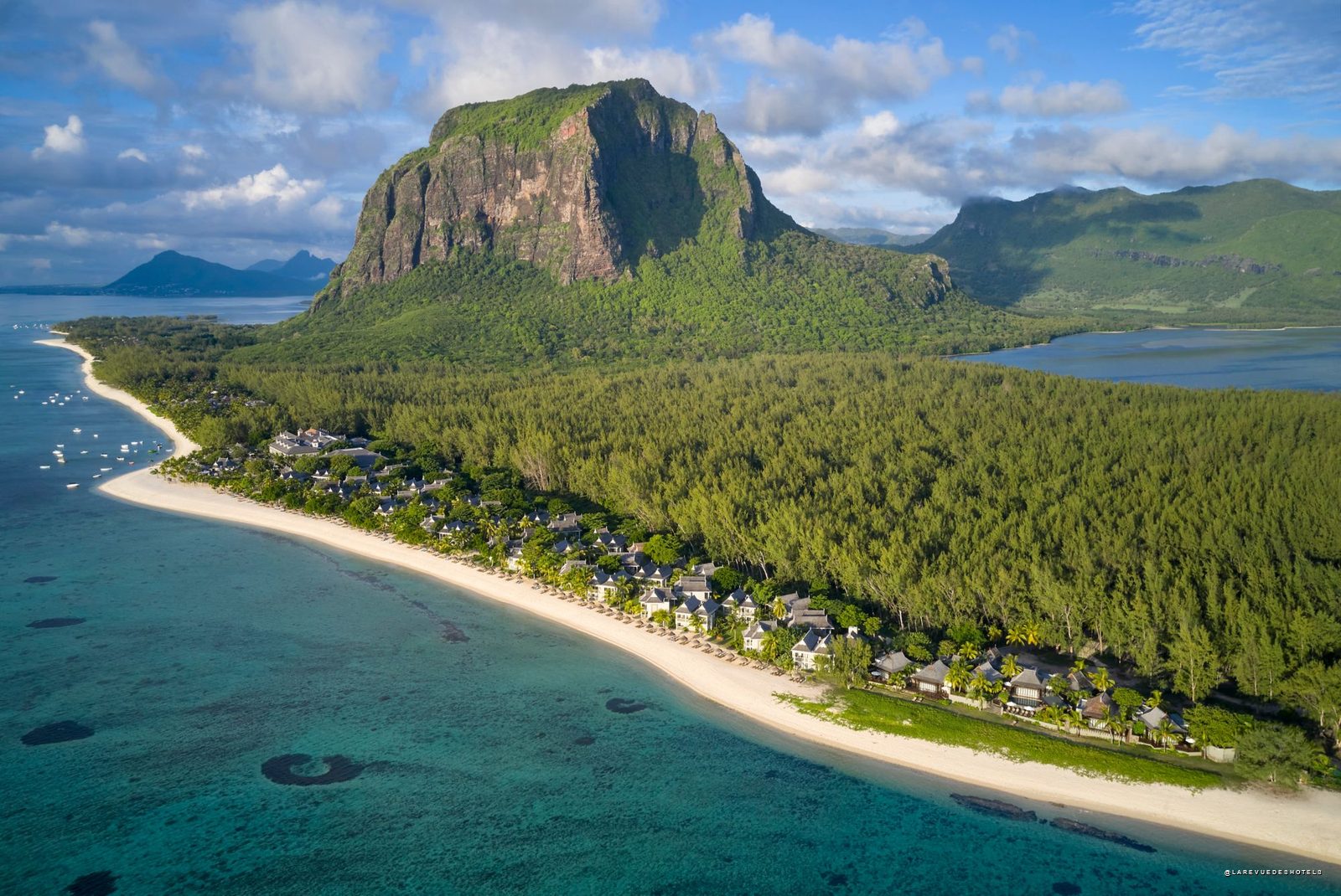 Vue aérienne du St. Regis Le Morne Resort à l'île Maurice, au pied de la montagne du Morne Brabant