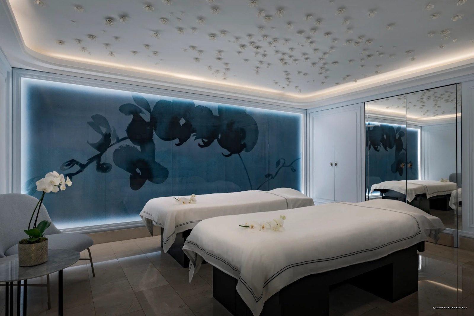 Cabine de soins du spa Ritz Club Paris avec plafond étoilé
