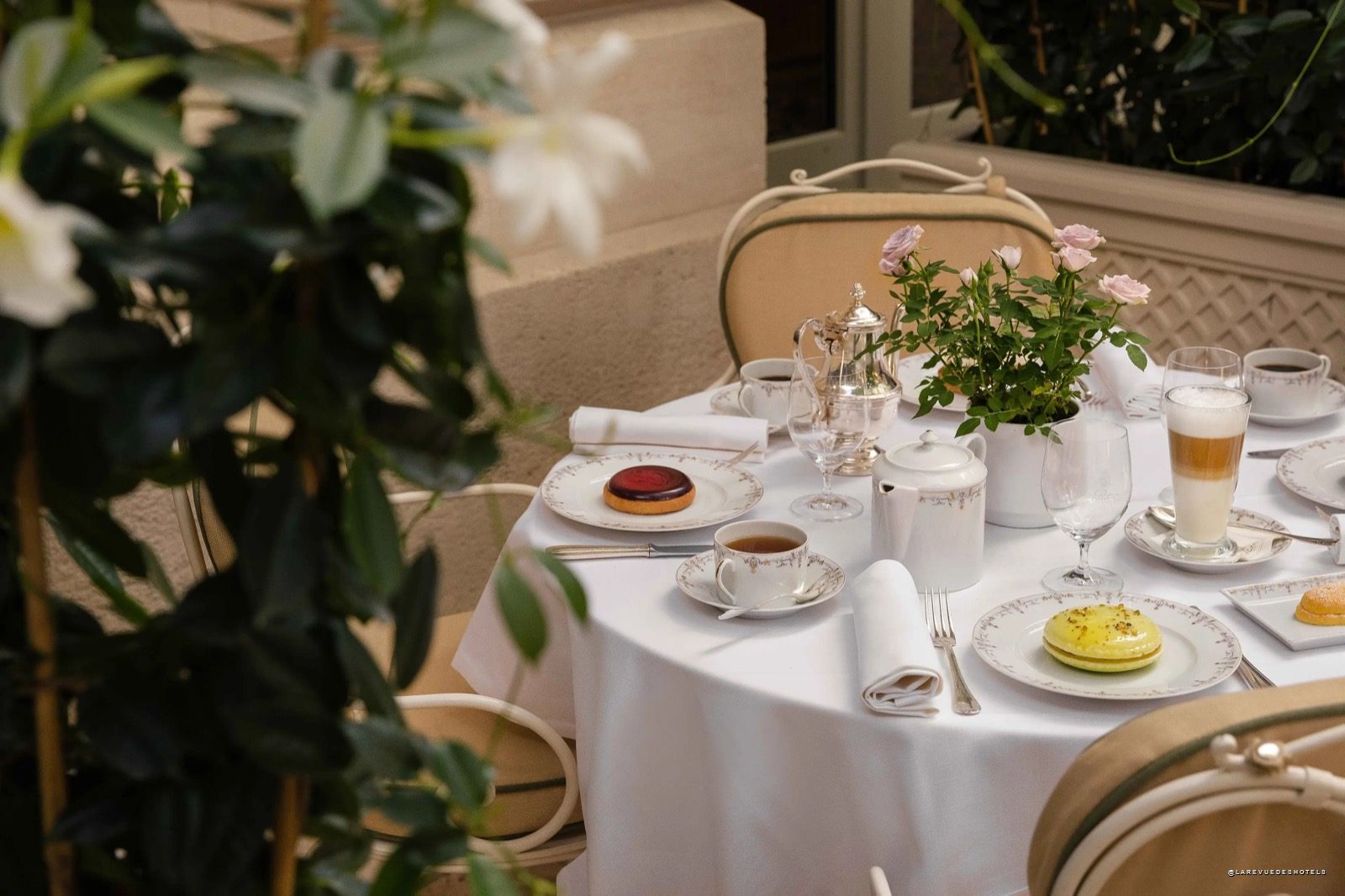 Table de petit-déjeuner dressée au jardin du Ritz Paris