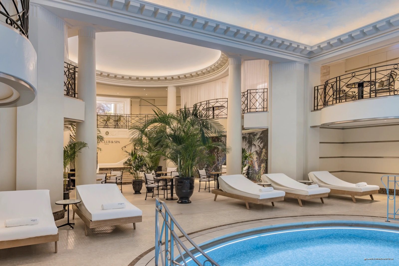 La piscine du Ritz Club Paris sous sa verrière aux colonnes néo-classiques