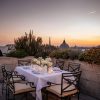 Dîner sur une terrasse rooftop du Ritz Paris au coucher du soleil, avec vue sur la tour Eiffel