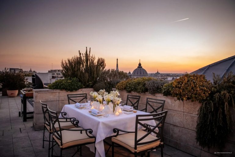 Dîner sur une terrasse rooftop du Ritz Paris au coucher du soleil, avec vue sur la tour Eiffel