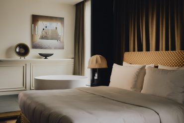 Chambre de The Dean Munich, avec baignoire signée Tatjana von Stein
