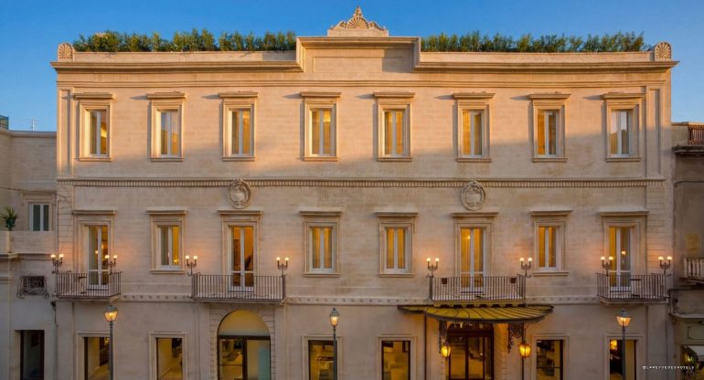 La façade du Tivoli Palazzo 1880 Lecce, palais du XIXe siècle dans le centre historique de Lecce