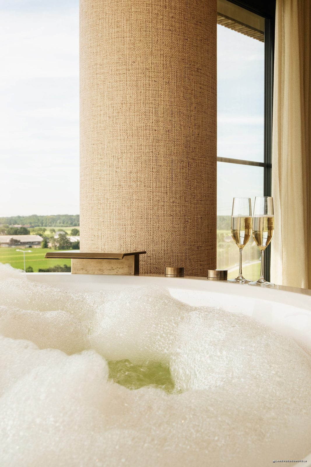 Bain avec vue panoramique sur le Groene Hart au Valk Exclusief Hotel Woerden