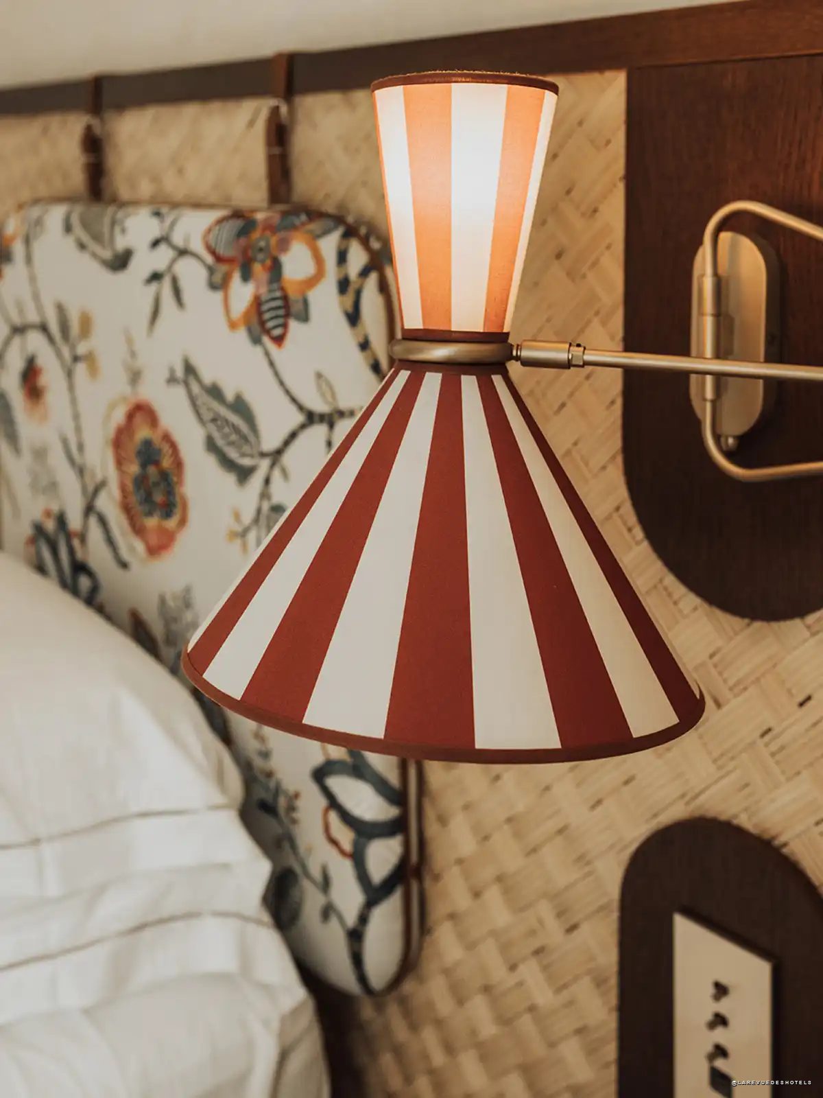 Chambre de la Villa Ines, tête de lit à motifs botaniques, Augustus Hotel & Resort