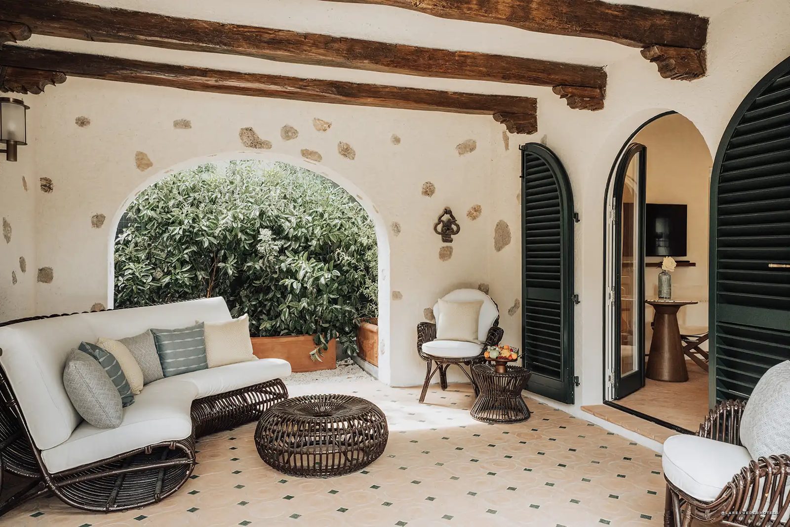 Terrasse couverte de la Villa Ines ouvrant sur les jardins de la Villa Radici, Forte dei Marmi