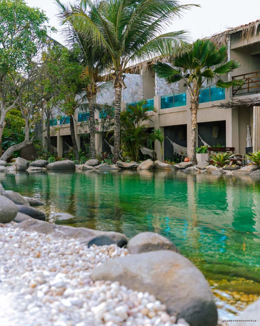 La piscine-lagon a fond de sable du Villa Pantai Atins