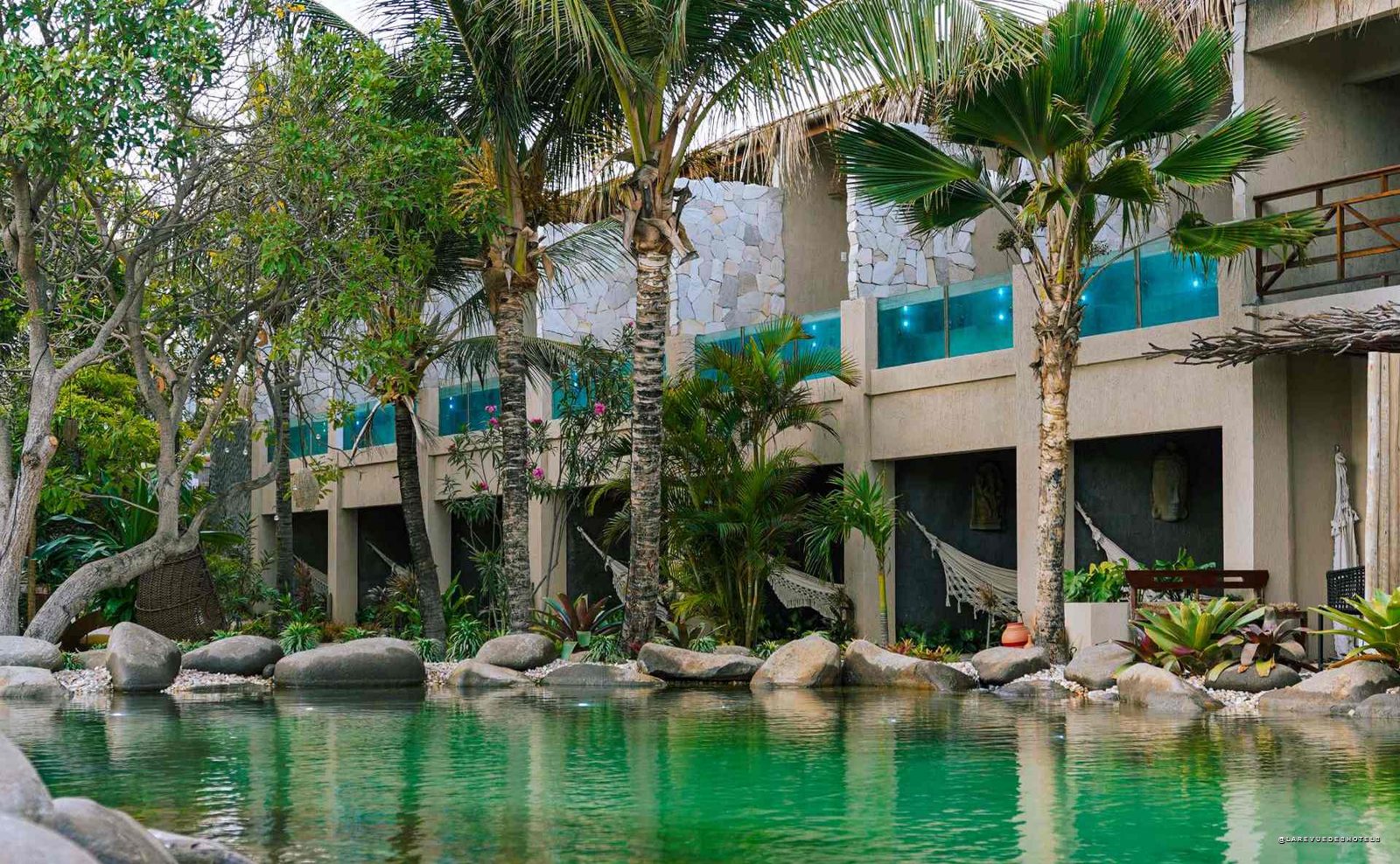 La piscine-lagon du Villa Pantai Boutique Hotel Atins le long des suites