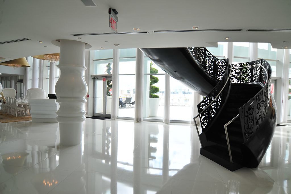 Lobby du W South Beach à Miami, colonnes blanches et escalier hélicoïdal noir, futur Waldorf Astoria