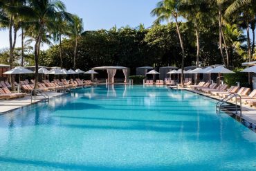 Le WET Deck et la piscine du W South Beach, futur Waldorf Astoria Miami Beach
